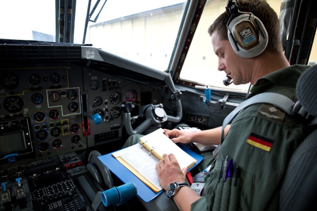 Vor dem Flug checkt Sebastian alle Sicherheitsinstruktionen (Quelle: Luftwaffe/Cornelius Otto)