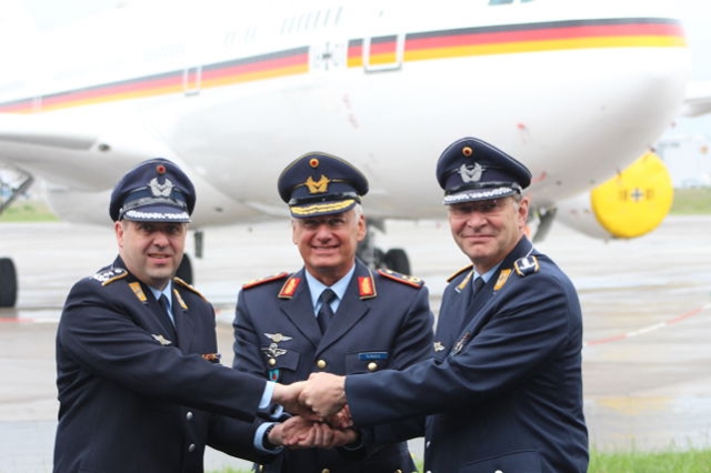 Der Alte und der Neue: Oberst Neumann, General Schütz und Oberst Frietzsche (v.l.) (Quelle: Luftwaffe/Paul Schönich)