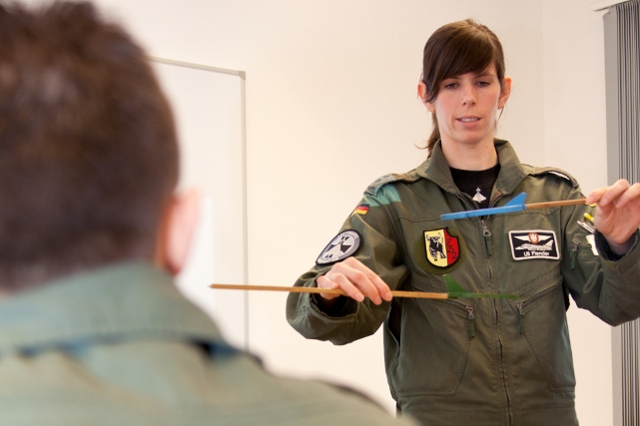 Hauptmann Flender beim Einsatzbriefing für ihren Flugschüler (Quelle: Luftwaffe/Susanne Hähnel)