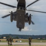 Hilfe naht – Kampfretter haben die CH-53 verlassen und eilen zur Absturzstelle. (Quelle: Luftwaffe/Alexander Klingelhöller)
