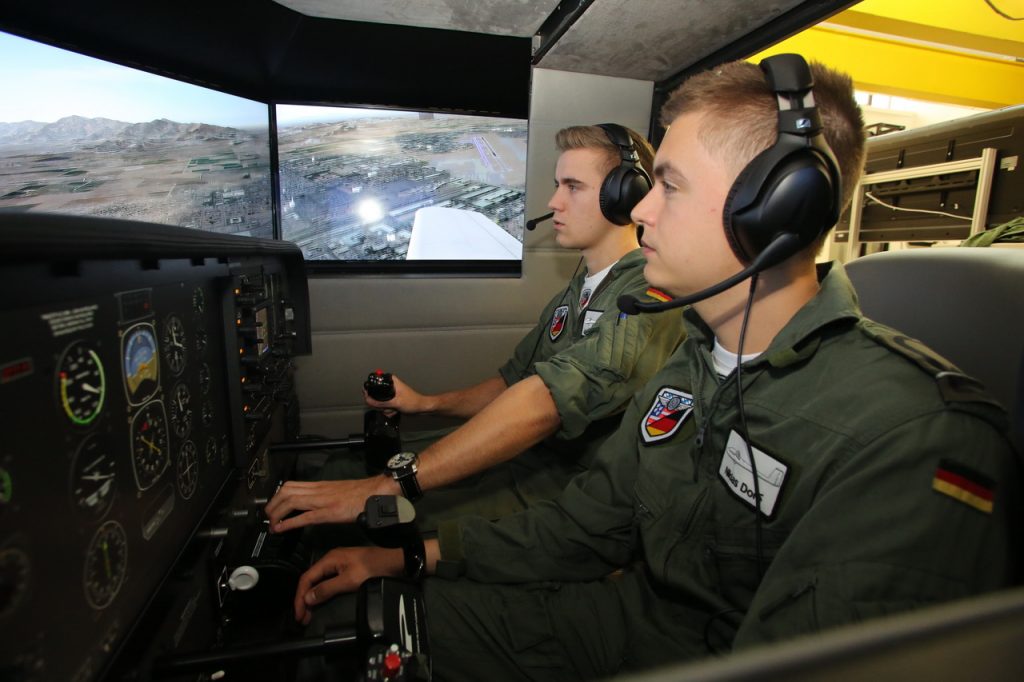 Pilotenanwärter beim Training im Flugsimulator. © Luftwaffe/Ulrich Metternich