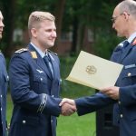 Zum Feldwebel befördert: Kevin Ditzler und Hannes Patzwahl. (Quelle: Luftwaffe/Ralf Nöhmer)
