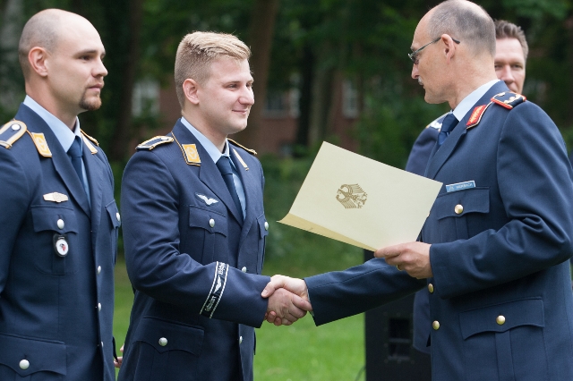 Zum Feldwebel befördert: Kevin Ditzler und Hannes Patzwahl. (Quelle: Luftwaffe/Ralf Nöhmer)