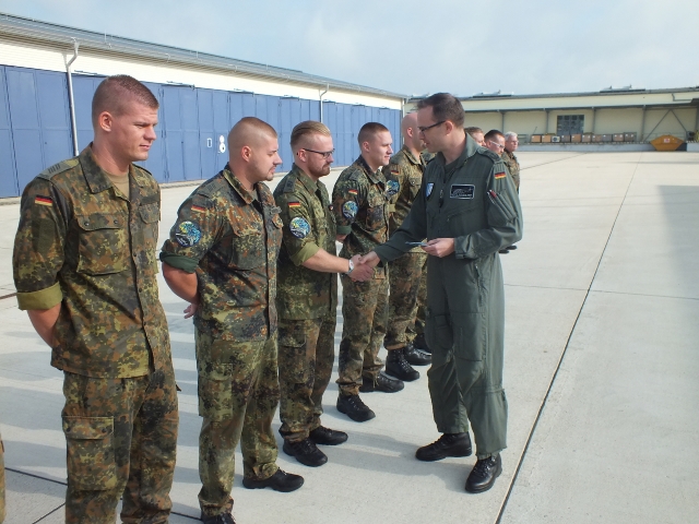 Der Kommandeur, Oberstleutnant Nicolas Bulitz, händigt die Militärluftfahrzeugbesatzungsscheine aus. (Quelle: Luftwaffe/Klaus Hubmann)