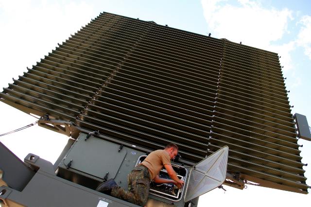Hauptfeldwebel Gerner schließt die elektronischen Bauteile an, bevor sich das Radar drehen kann. (Quelle: Luftwaffe/Philipp Rabe)