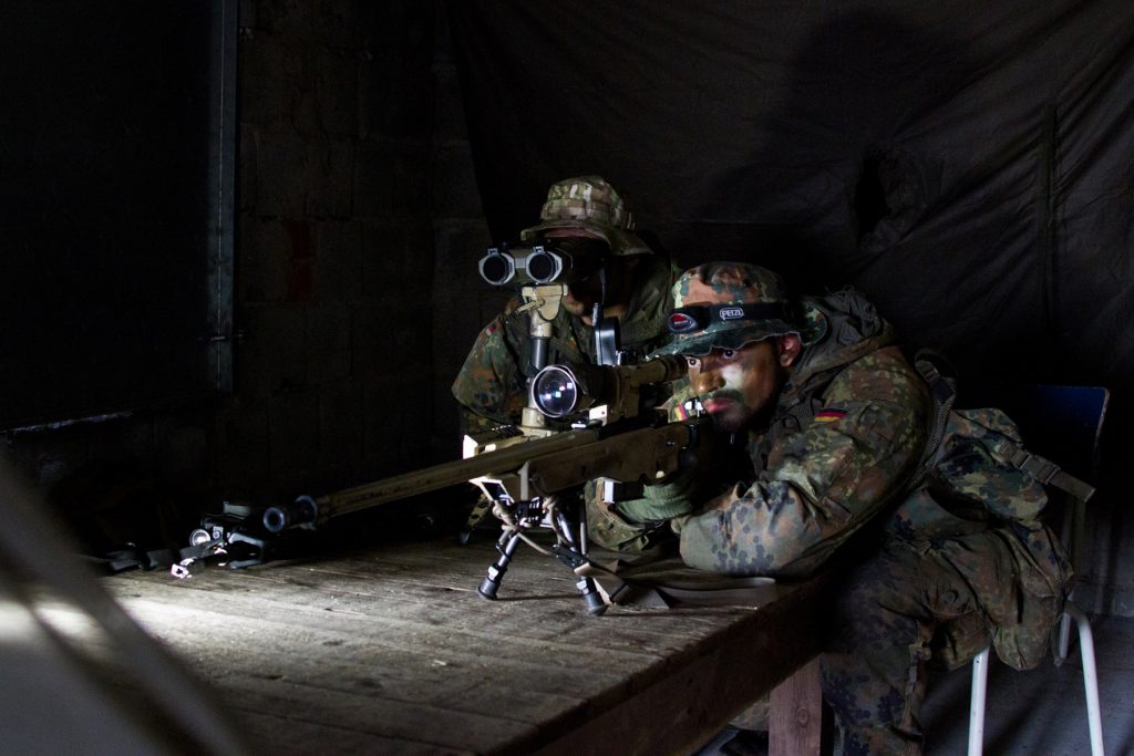 Der „Spotter“ und sein Schütze sind in jeder Lage ein eingespieltes Team. (Quelle: Luftwaffe/Johannes Heyn)