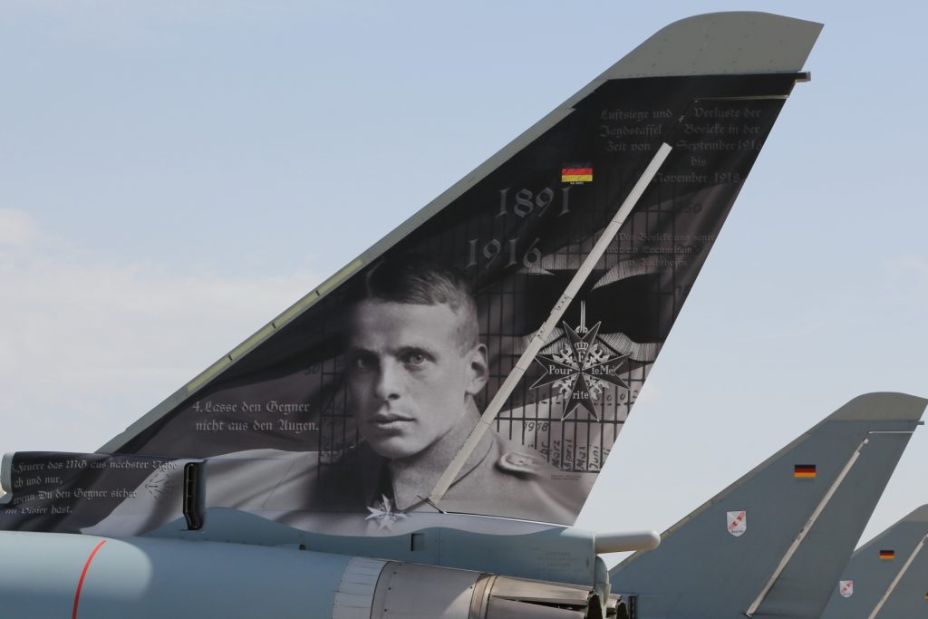 © Luftwaffe/Ulrich Metternich Fliegerass Oswald Boelcke auf dem Seitenleitwerk eines Eurofighters.