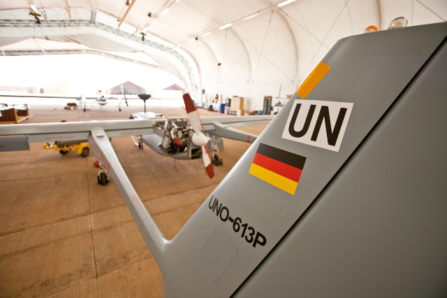 Zwei der drei Heron im Hangar bei den Flugvorbereitungen (Quelle: Luftwaffe/Johannes Heyn)