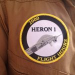 Ab sofort jederzeit an der Uniform zu erkennen: Bergmanns 2.000 Flugstunden mit der HERON 1. (Quelle: Luftwaffe/PAO MINUSMA)