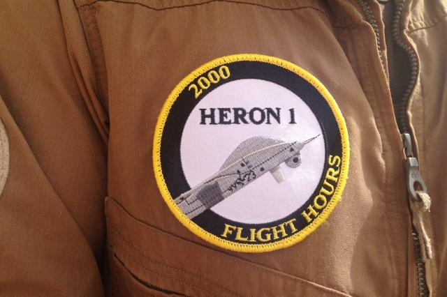 Ab sofort jederzeit an der Uniform zu erkennen: Bergmanns 2.000 Flugstunden mit der HERON 1. (Quelle: Luftwaffe/PAO MINUSMA)