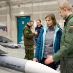 Die estnische Präsidentin, Kertsi Kaljulaid, lässt sich von Kontingentführer Oberstleutnant Johannes Durand die Bewaffnung eines Eurofighters erklären. (Quelle: Luftwaffe/Christian Timmig)