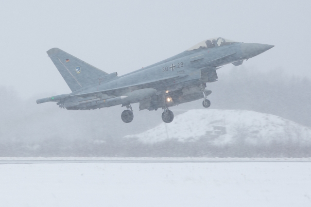 Letzte Starts im Schnee für die Neuburger Piloten von der estnischen Air Base in Ämari. (Quelle: Luftwaffe/Christian Timmig)