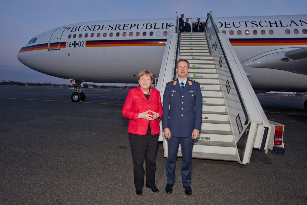 Kanzlerin Angela Merkel beim Empfang am A340 der Flugbereitschaft BMVg in Berlin Tegel am 16.03.2017.