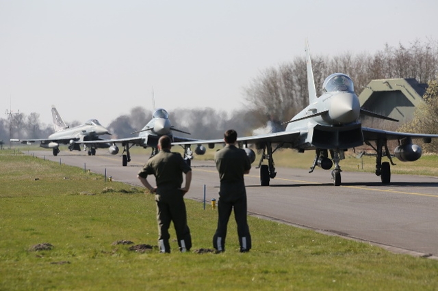 Techniker warten schon auf die zurückehrenden Eurofighter. (Quelle: Luftwaffe/Ulrich Metternich)