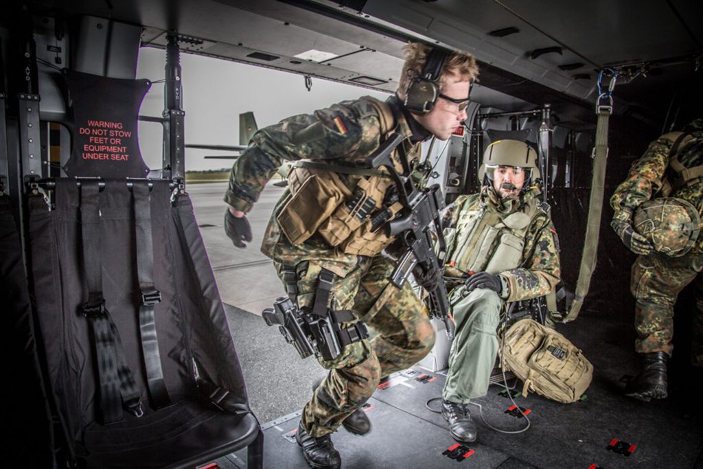 Ein Soldat des AMPT springt in den Laderaum des NH90 Transporthubschraubers. (Quelle: Luftwaffe/Oliver Pieper)