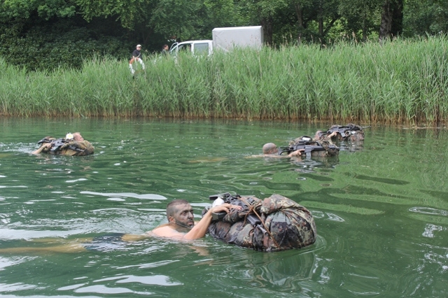 Schwimmend müssen die Männer mit ihrem Zeltbahnpaket die 200 Meter zurücklegen. (Quelle: Luftwaffe/Kevin Ullrich)