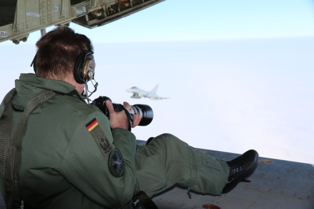 Oberstleutnant d.R Stefan Petersen wertet die ersten Fotos gleich vor Ort aus. (Quelle: Luftwaffe/Alexander Peters)