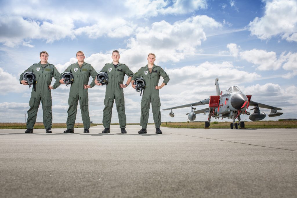 Die Flugschüler der 4.Staffel vor einem Tornado. (Quelle: Luftwaffe/Oliver Pieper)