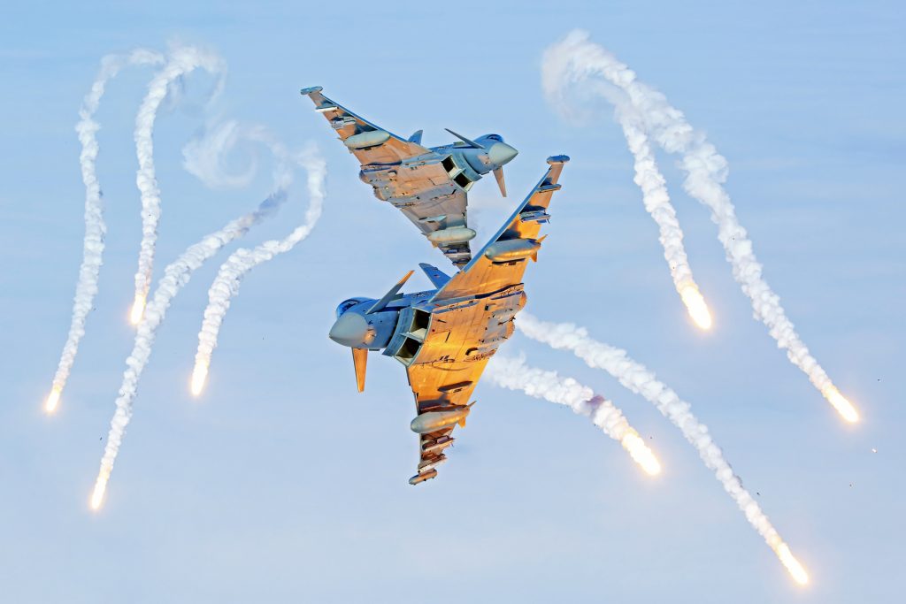 Eurofighter werfen Täuschkörper (Flares) über der Ostsee ab. (Quelle: Luftwaffe/Stefan Petersen)
