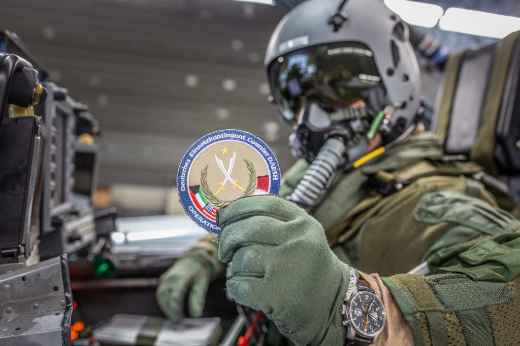 Vor dem Start zeigt der Waffensystemoffizier des Tornados sein Patch, das er in den kommenden Wochen tragen wird. (Quelle: Luftwaffe/Oliver Pieper)