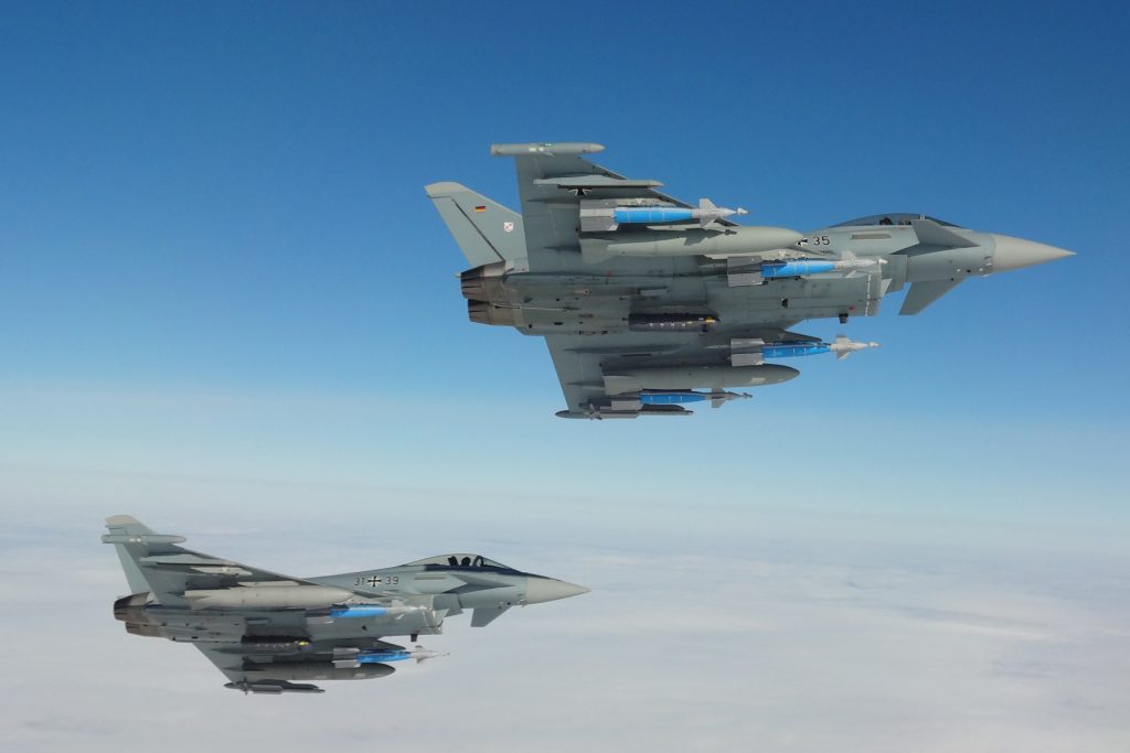Eurofighter testen das Flugverhalten mit GBU-48-Laserbomben in großer Höhe. (Quelle: Luftwaffe/WTD 61)