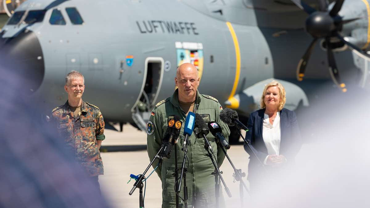 Der Inspekteur der Luftwaffe, Generalleutnant Ingo Gerhartz, beantwortet Fragen der Medienvertreter  Bundeswehr/Francis Hildemann