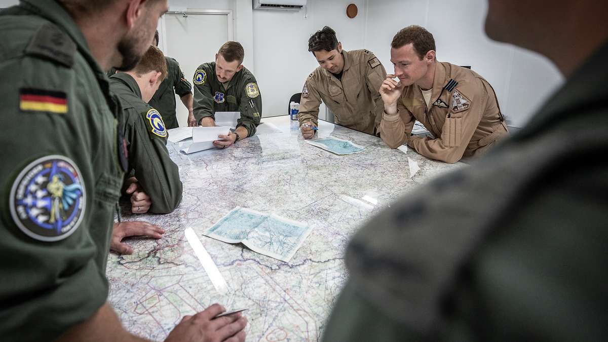 Das A und O ist die genaue Planung der Mission bis in das kleinste Detail: Dazu briefen sich die Crews in der Fighter Ops bis kurz vor dem Start.  Bundeswehr/Jane Schmidt