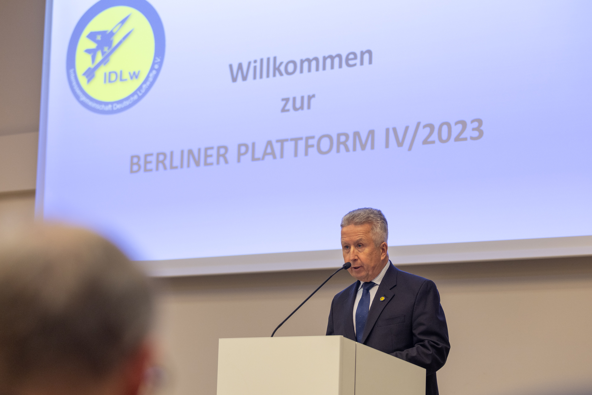 er Präsident, Generalleutnant a.D. Klaus Habersetzer begrüßt fast 200 Gäste zur Berliner Plattform.